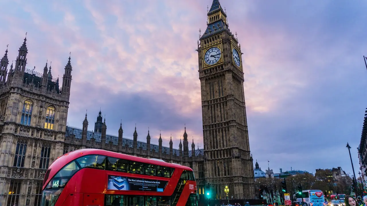 Top Scholarships for Pakistani Students in UK Universities: Full Coverage & Eligibility - StudyIn-AUS Guide